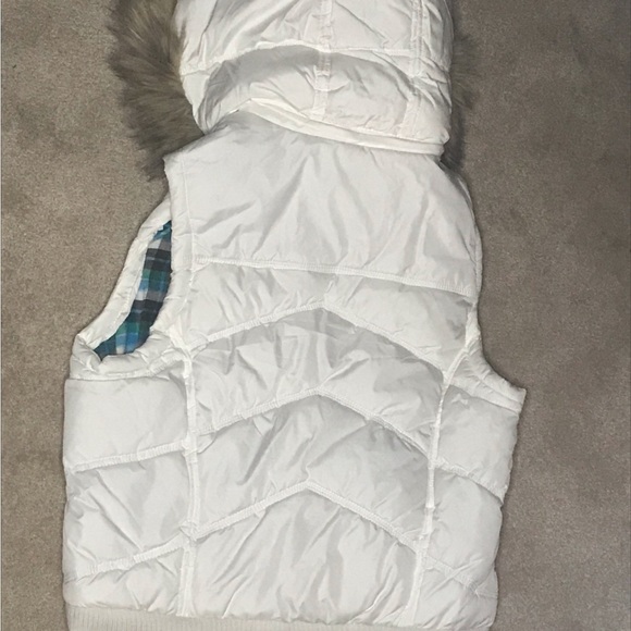 Aeropostale puffer vest with a furry hood in size large - Picture 2 of 3